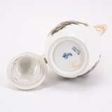 LARGE PORCELAIN COFFEE POT AND CUP WITH SAUCER WITH URN DECOR - Foto 6