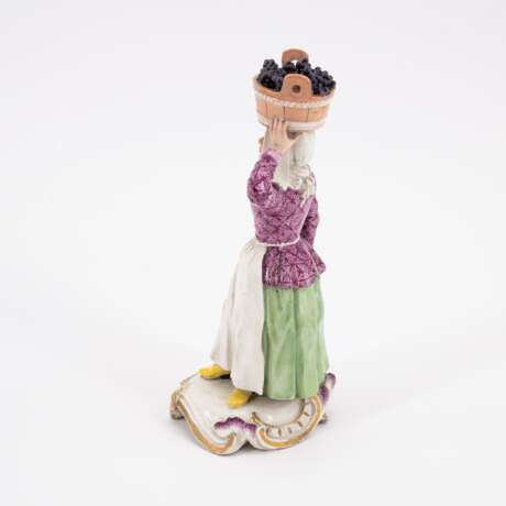 PORCELAIN GRAPE SELLER MODELLED ON THE 'CRIS DE PARIS' - photo 2