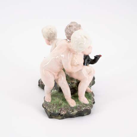 THREE PORCELAIN CUPIDS WITH MOORHEN - photo 4