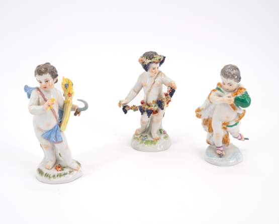 THREE CUPIDS AS ALLEGORIES OF THE SEASONS 'SUMMER', 'AUTUMN' AND 'WINTER' - Foto 1