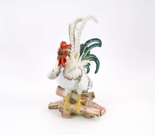 CROWING ROOSTER ON LOGS - Foto 1