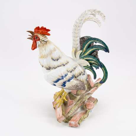 CROWING ROOSTER ON LOGS - Foto 2
