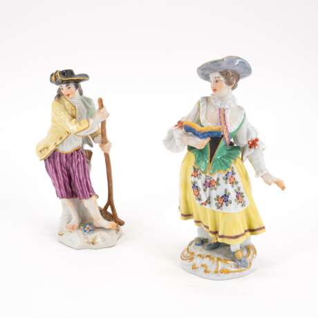 PORCELAIN FEMALE SINGER FROM THE 'CRIS DE PARIS' AND FARMER WITH RAKE - Foto 1