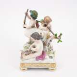 PORCELAIN SALT CELLAR WITH RECTANGULAR BASE AND ON IT CHILD FIGURINES AS HUNTERS - Foto 2