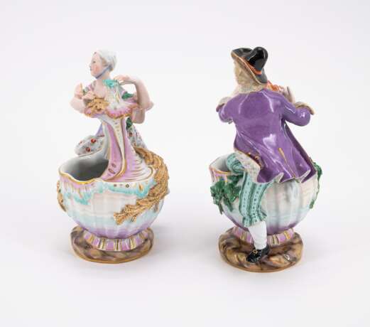 TWO SMALL PORCELAIN BONBONNIERES WITH THE ALLEGORIES SUMMER AND WINTER - photo 2
