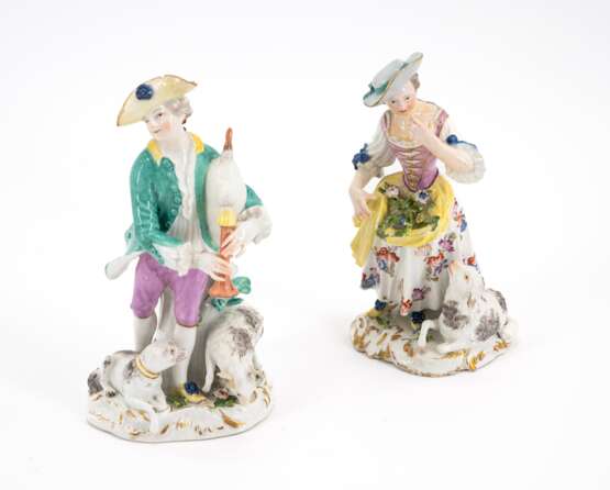 PORCELAIN SHEPHERD WITH BAGPIPE AND SHEPHERDESS WITH LYING SHEEP - Foto 1
