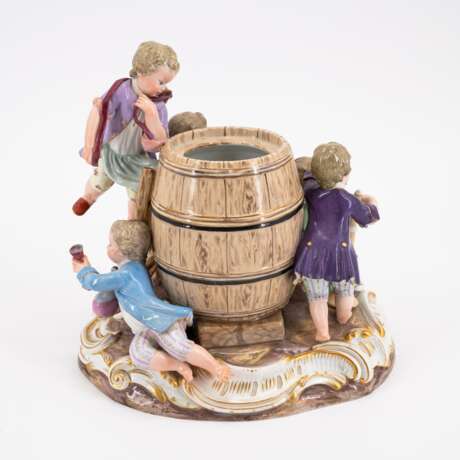PORCELAIN WINEMAKERS-CHILDREN ENSEMBLE AROUND A LARGE CASK - Foto 3