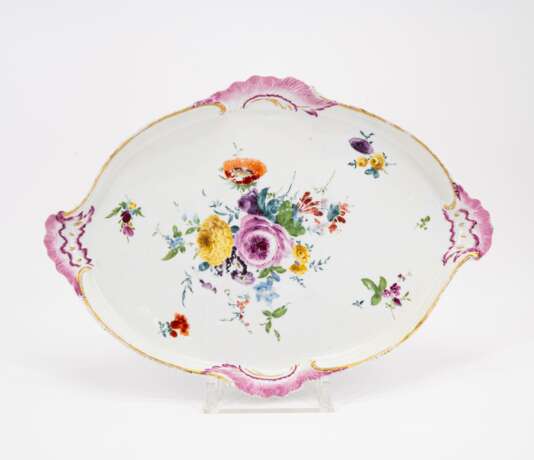 PLATE WITH FLORAL RELIEF, TRAY & PLATE WITH PIERCED RIM AND BIRD PAINTING - фото 2