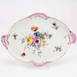 PLATE WITH FLORAL RELIEF, TRAY & PLATE WITH PIERCED RIM AND BIRD PAINTING - фото 2