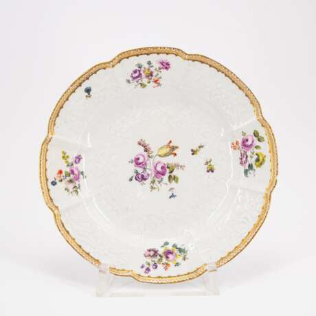 PLATE WITH FLORAL RELIEF, TRAY & PLATE WITH PIERCED RIM AND BIRD PAINTING - фото 4