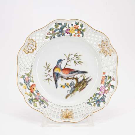 PLATE WITH FLORAL RELIEF, TRAY & PLATE WITH PIERCED RIM AND BIRD PAINTING - фото 6