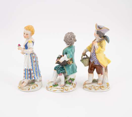 THREE FIGURINES OF CHILDREN COLLECTING FLOWERS ON ROCAILLE BASES - Foto 2