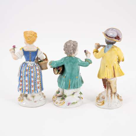 THREE FIGURINES OF CHILDREN COLLECTING FLOWERS ON ROCAILLE BASES - фото 3