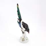 PORCELAIN FIGURINE OF A CROWING MAGPIE ON TREE TRUNK - photo 1
