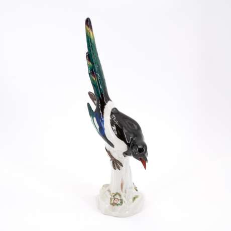 PORCELAIN FIGURINE OF A CROWING MAGPIE ON TREE TRUNK - photo 1