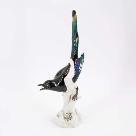 PORCELAIN FIGURINE OF A CROWING MAGPIE ON TREE TRUNK - photo 2