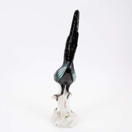 PORCELAIN FIGURINE OF A CROWING MAGPIE ON TREE TRUNK - photo 3