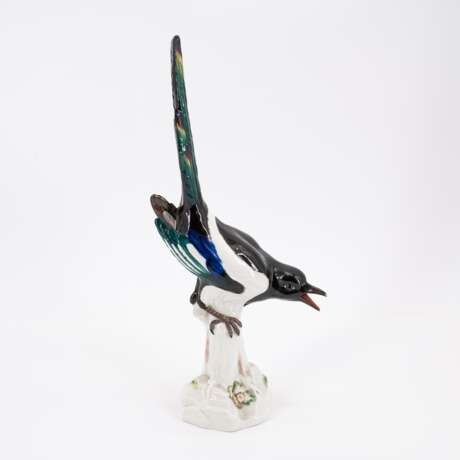 PORCELAIN FIGURINE OF A CROWING MAGPIE ON TREE TRUNK - photo 4