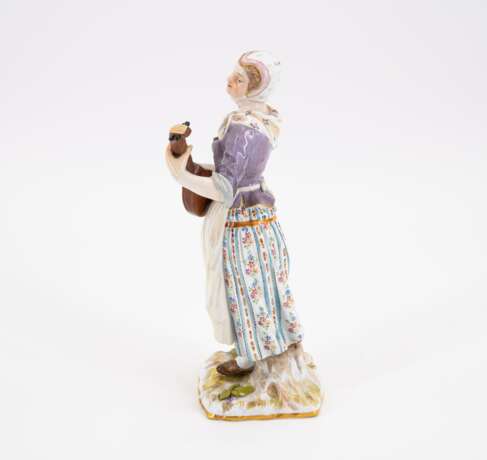 PORCELAIN FIGURINE OF A LYRE PLAYER - Foto 2