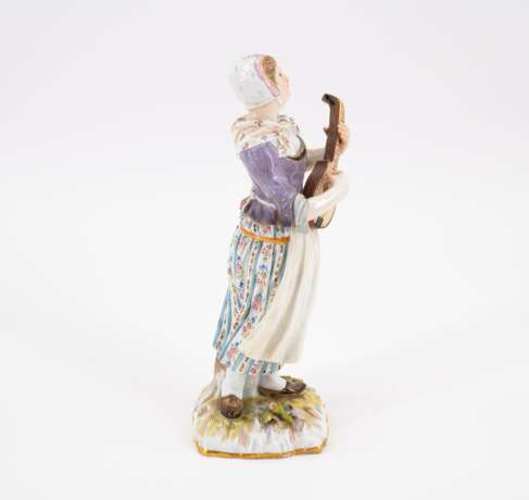 PORCELAIN FIGURINE OF A LYRE PLAYER - фото 4