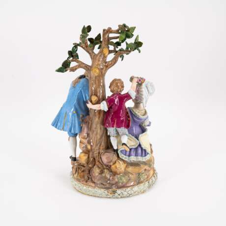 PORCELAIN ENSEMBLE OF TREES WITH FEMALE LUTE PLAYER, CHILD AND GALLANT GENTLEMAN - Foto 3