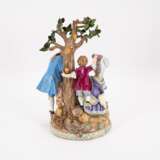 PORCELAIN ENSEMBLE OF TREES WITH FEMALE LUTE PLAYER, CHILD AND GALLANT GENTLEMAN - Foto 3