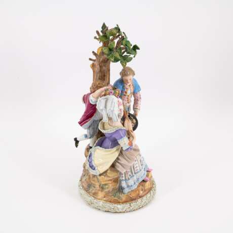 PORCELAIN ENSEMBLE OF TREES WITH FEMALE LUTE PLAYER, CHILD AND GALLANT GENTLEMAN - фото 4