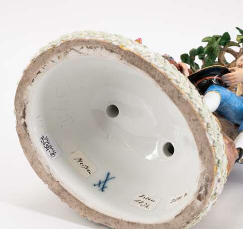 PORCELAIN ENSEMBLE OF TREES WITH FEMALE LUTE PLAYER, CHILD AND GALLANT GENTLEMAN - photo 6
