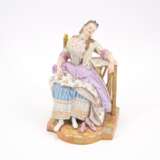 PORCELAIN FIGURINE OF A SLEEPING LADY ON CHAIR - Foto 1