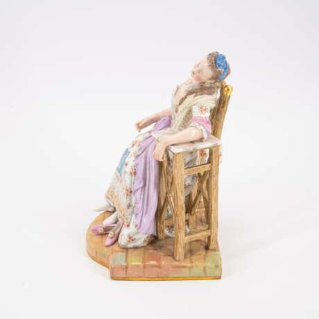 PORCELAIN FIGURINE OF A SLEEPING LADY ON CHAIR - Foto 2