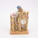 PORCELAIN FIGURINE OF A SLEEPING LADY ON CHAIR - Foto 3