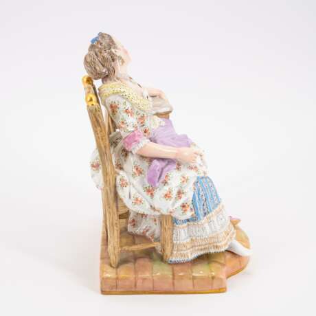 PORCELAIN FIGURINE OF A SLEEPING LADY ON CHAIR - Foto 4