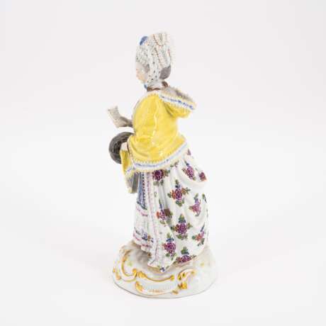 PORCELAIN FIGURINE OF A LADY WITH A MUFF AND JUBILEE MARK - Foto 2