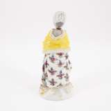 PORCELAIN FIGURINE OF A LADY WITH A MUFF AND JUBILEE MARK - Foto 3