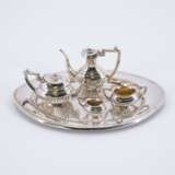 TWO SILVER MINIATURE SERVICES, SILVER MINIATURE CHOCOLADE POT, SILVER MINIATURE DUSTPAN - Foto 4