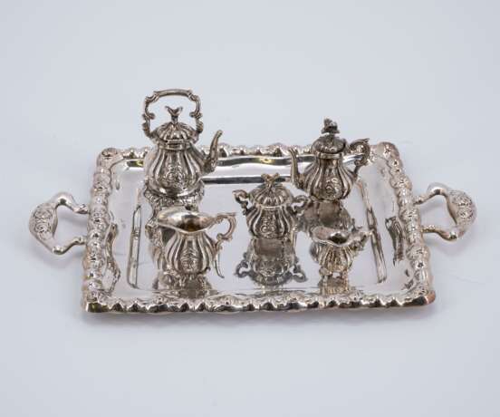 SILVER MINIATURE SERVICE, SIX MINIATURE PLATES AND TWICE SIX GOBLETS ON TRAY - фото 8