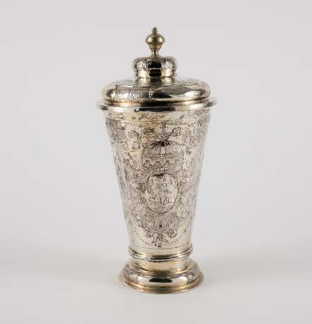 LARGE LIDDED SILVER BEAKER WITH AMOUREUSE ALLEGORIES - photo 2