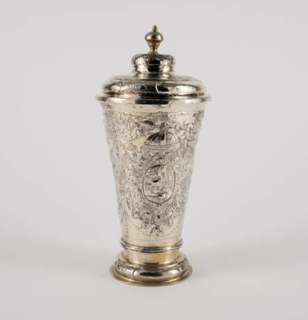 LARGE LIDDED SILVER BEAKER WITH AMOUREUSE ALLEGORIES - photo 3