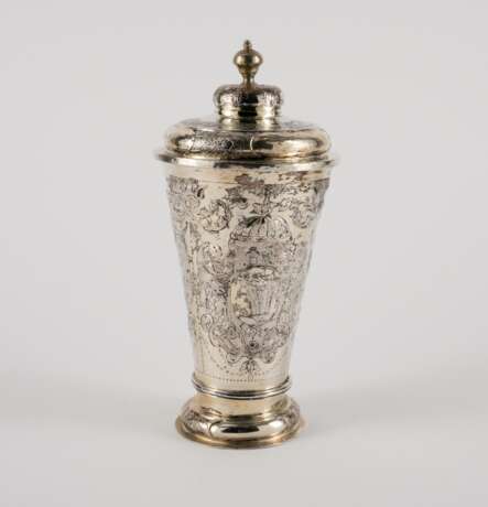 LARGE LIDDED SILVER BEAKER WITH AMOUREUSE ALLEGORIES - photo 4