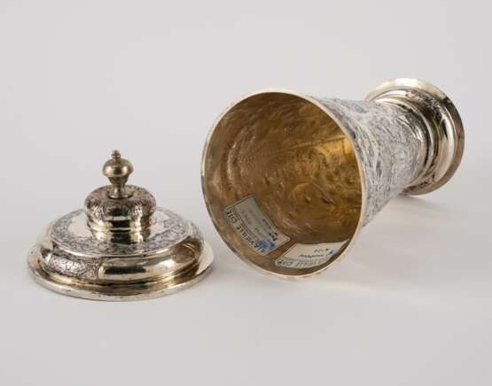 LARGE LIDDED SILVER BEAKER WITH AMOUREUSE ALLEGORIES - photo 5