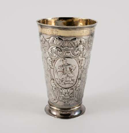 SILVER BEAKER WITH FIGURAL DEPICTION AND LAVISH RELIEF DECOR - photo 2
