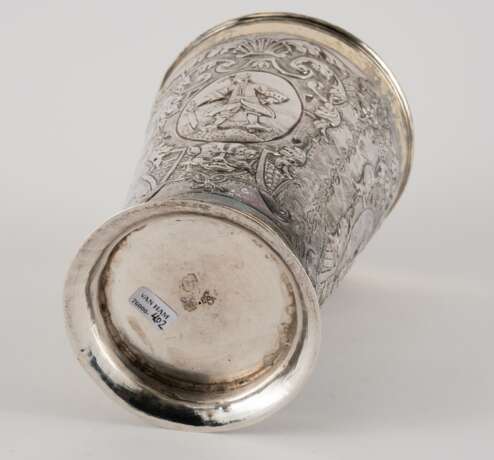 SILVER BEAKER WITH FIGURAL DEPICTION AND LAVISH RELIEF DECOR - Foto 6