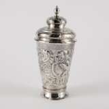 SILVER LIDDED BEAKER WITH ROCAILLE CARTOUCHES AND BIRDS - Foto 3