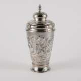 SILVER LIDDED BEAKER WITH ROCAILLE CARTOUCHES AND BIRDS - фото 4