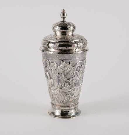 SILVER LIDDED BEAKER WITH ROCAILLE CARTOUCHES AND BIRDS - фото 4