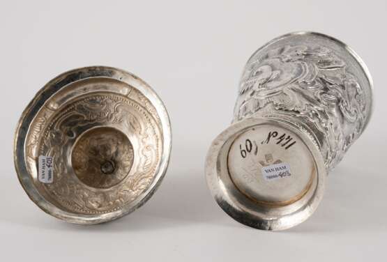 SILVER LIDDED BEAKER WITH ROCAILLE CARTOUCHES AND BIRDS - Foto 6