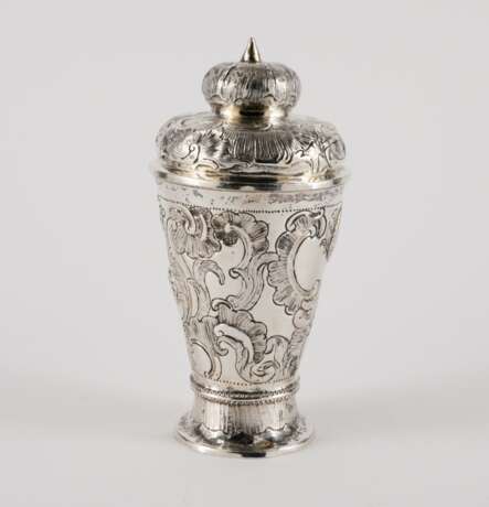 SILVER LIDDED BEAKER WITH ROCAILLE CARTOUCHES AND BIRDS - photo 2