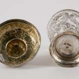 SILVER LIDDED BEAKER WITH ROCAILLE CARTOUCHES AND BIRDS - Foto 5