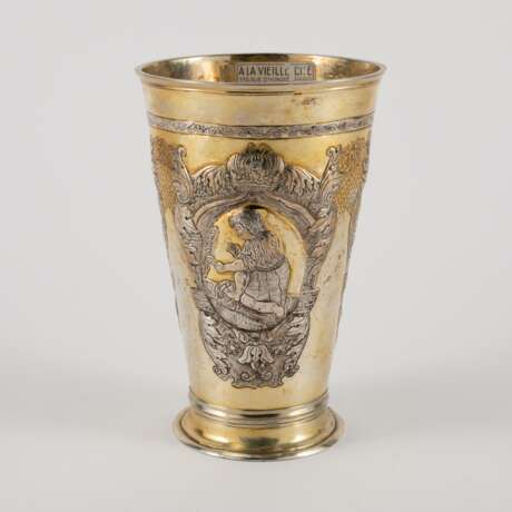 VERMEIL SILVER BEAKER WITH FIGURAL DEPICTIONS - photo 4