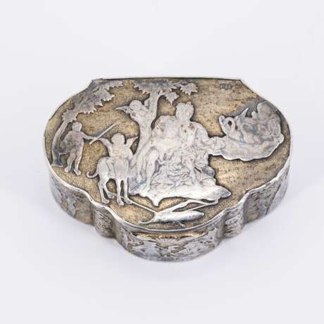SILVER TABATIERE DEPICTING ADONIS ASLEEP IN THE ARMS OF VENUS - фото 5